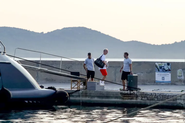 Olmo se u dru&scaron;tvu djevojke i poznatog agenta odmara na Jadranu na luksuznoj jahti