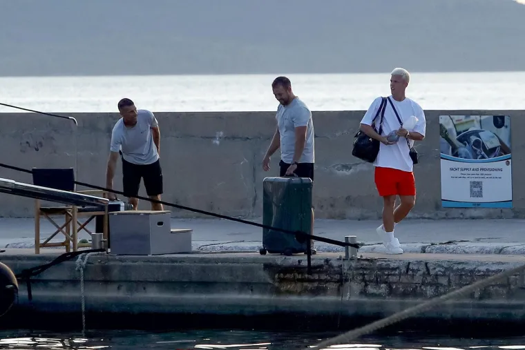 Olmo se u dru&scaron;tvu djevojke i poznatog agenta odmara na Jadranu na luksuznoj jahti