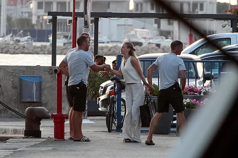 Olmo se u dru&scaron;tvu djevojke i poznatog agenta odmara na Jadranu na luksuznoj jahti