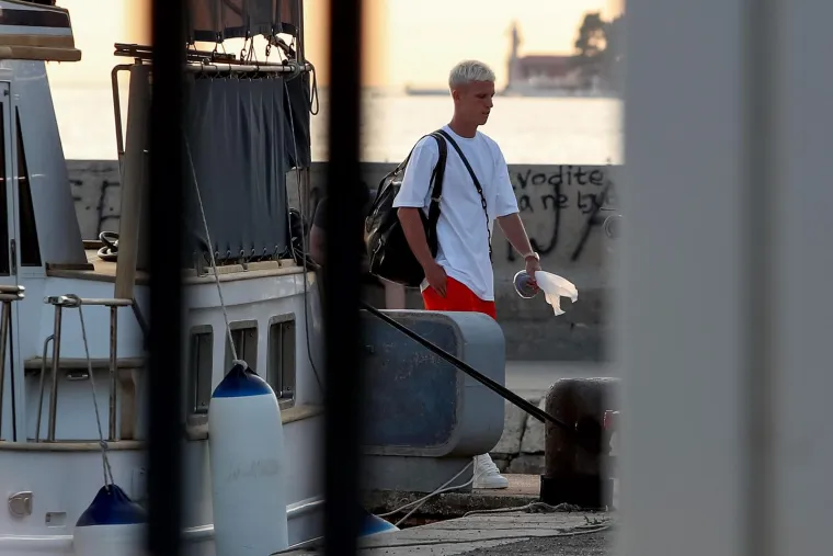 Olmo se u dru&scaron;tvu djevojke i poznatog agenta odmara na Jadranu na luksuznoj jahti