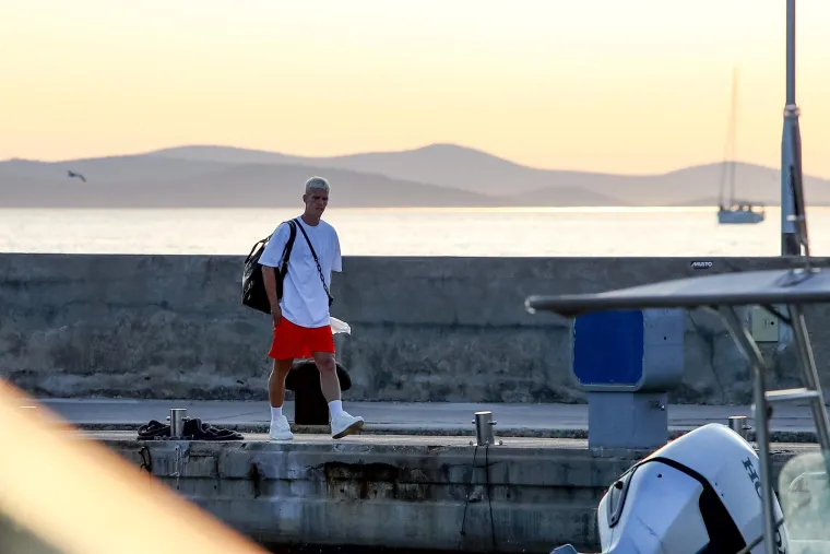 Olmo se u dru&scaron;tvu djevojke i poznatog agenta odmara na Jadranu na luksuznoj jahti