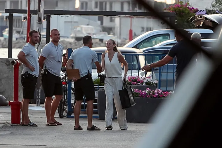 Olmo se u dru&scaron;tvu djevojke i poznatog agenta odmara na Jadranu na luksuznoj jahti