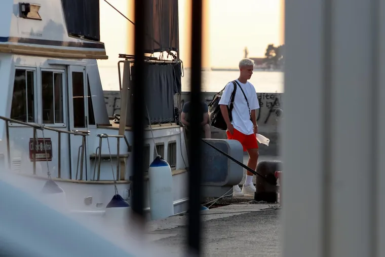 Olmo se u dru&scaron;tvu djevojke i poznatog agenta odmara na Jadranu na luksuznoj jahti