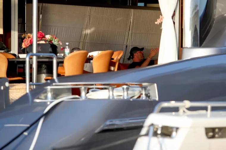 Olmo se u dru&scaron;tvu djevojke i poznatog agenta odmara na Jadranu na luksuznoj jahti