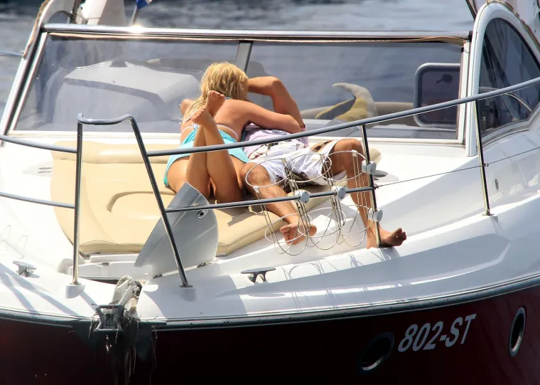 Mehunka se tada kupala u moru, skakala s jahte te uživala u dodirima i poljupcima s Galekovićem. 