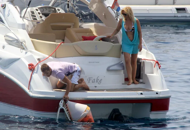 Dok je bila s njim u braku, zajedno su vodili kafić koji je nakon razvoda njemu u potpunosti predala. Snježana je danas u sretnom braku s austrijskim poduzetnikom Franzom Schillingerom od 2021.