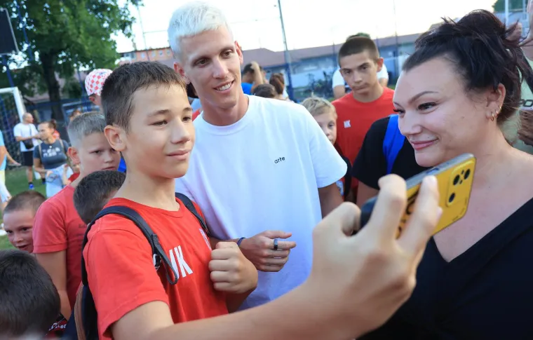 Olmo nije zaboravio Zagreb: Europski prvak stigao u Kustošiju i razveselio mnogobrojnu djecu
