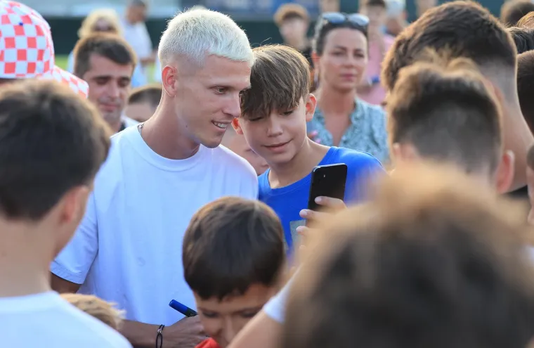 Olmo nije zaboravio Zagreb: Europski prvak stigao u Kustošiju i razveselio mnogobrojnu djecu
