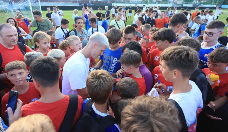 Olmo nije zaboravio Zagreb: Europski prvak stigao u Kustošiju i razveselio mnogobrojnu djecu