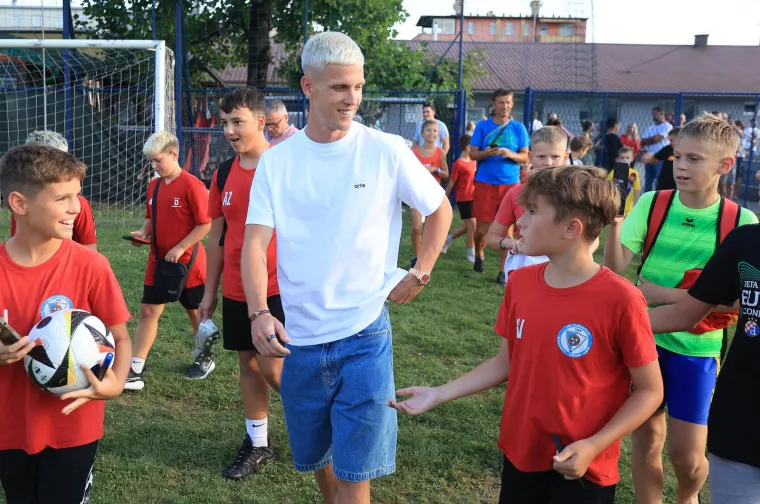 Olmo nije zaboravio Zagreb: Europski prvak stigao u Kusto&scaron;iju i razveselio mnogobrojnu djecu