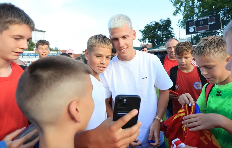 Olmo nije zaboravio Zagreb: Europski prvak stigao u Kusto&scaron;iju i razveselio mnogobrojnu djecu