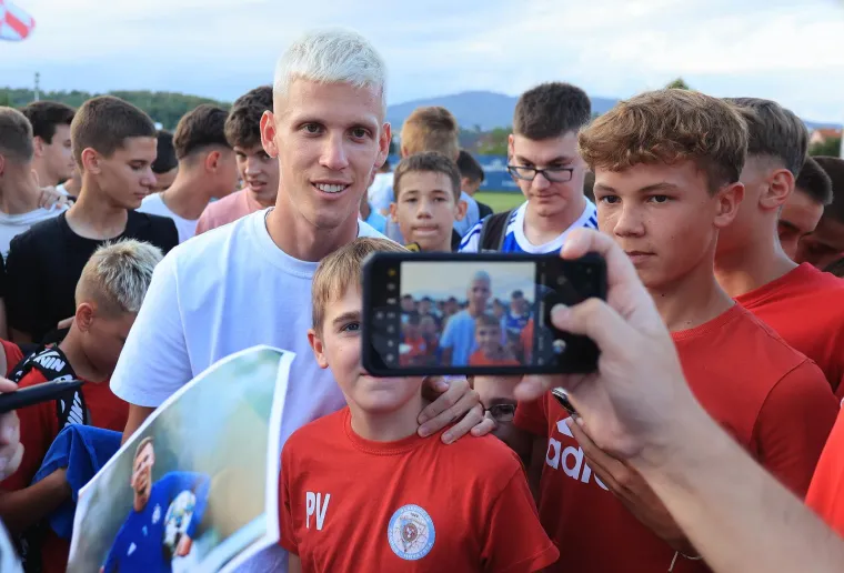 Olmo nije zaboravio Zagreb: Europski prvak stigao u Kusto&scaron;iju i razveselio mnogobrojnu djecu