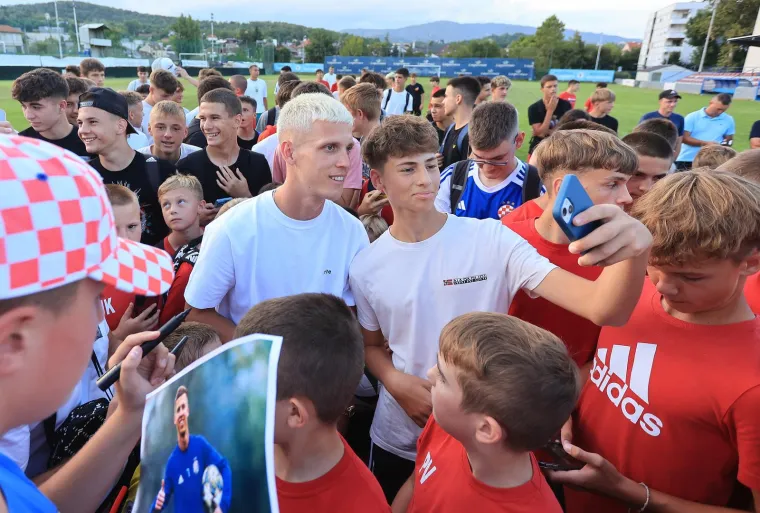 Olmo nije zaboravio Zagreb: Europski prvak stigao u Kusto&scaron;iju i razveselio mnogobrojnu djecu