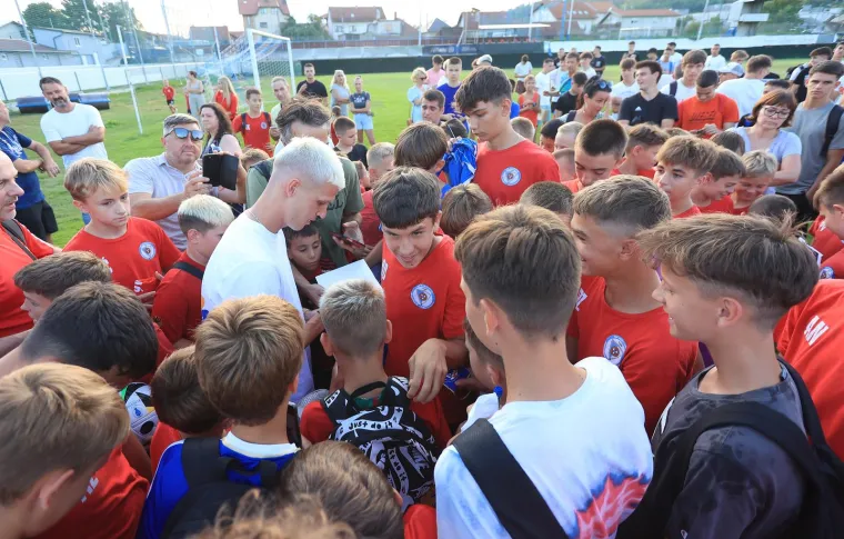 Olmo nije zaboravio Zagreb: Europski prvak stigao u Kusto&scaron;iju i razveselio mnogobrojnu djecu