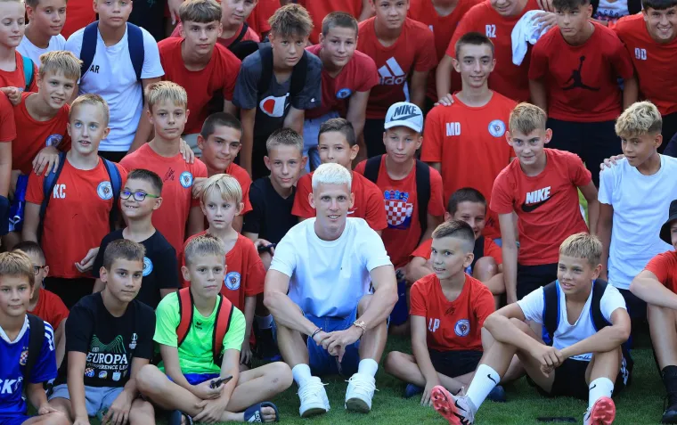 Olmo nije zaboravio Zagreb: Europski prvak stigao u Kusto&scaron;iju i razveselio mnogobrojnu djecu