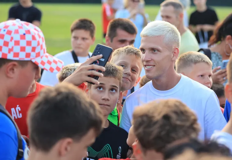 Olmo nije zaboravio Zagreb: Europski prvak stigao u Kusto&scaron;iju i razveselio mnogobrojnu djecu