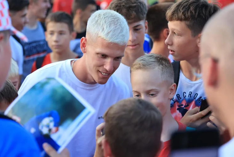 Olmo nije zaboravio Zagreb: Europski prvak stigao u Kusto&scaron;iju i razveselio mnogobrojnu djecu