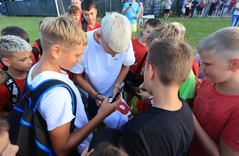 Olmo nije zaboravio Zagreb: Europski prvak stigao u Kusto&scaron;iju i razveselio mnogobrojnu djecu