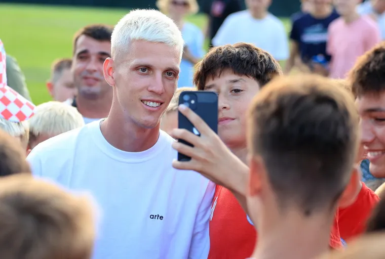 Olmo nije zaboravio Zagreb: Europski prvak stigao u Kusto&scaron;iju i razveselio mnogobrojnu djecu