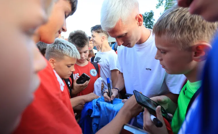 Olmo nije zaboravio Zagreb: Europski prvak stigao u Kusto&scaron;iju i razveselio mnogobrojnu djecu