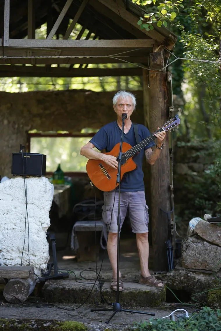 Darko Rundek i prijatelji održali besplatan koncert protiv devastacije rijeke Une