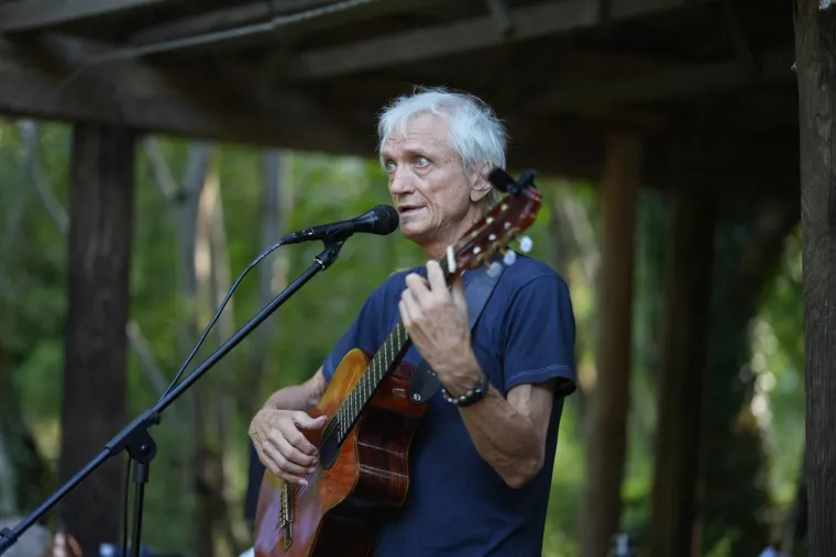 Darko Rundek i prijatelji održali besplatan koncert protiv devastacije rijeke Une