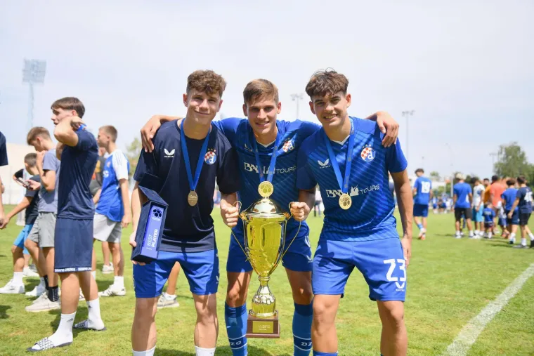 Dinamo je ovo čekao devet godina: Nagrade predavali legendarni bivši i sadašnji Plavi