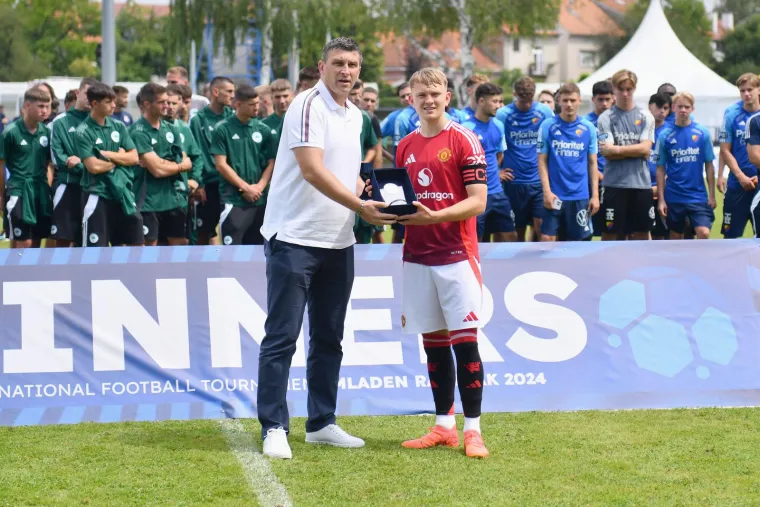 Dinamo je ovo čekao devet godina: Nagrade predavali legendarni biv&scaron;i i sada&scaron;nji Plavi