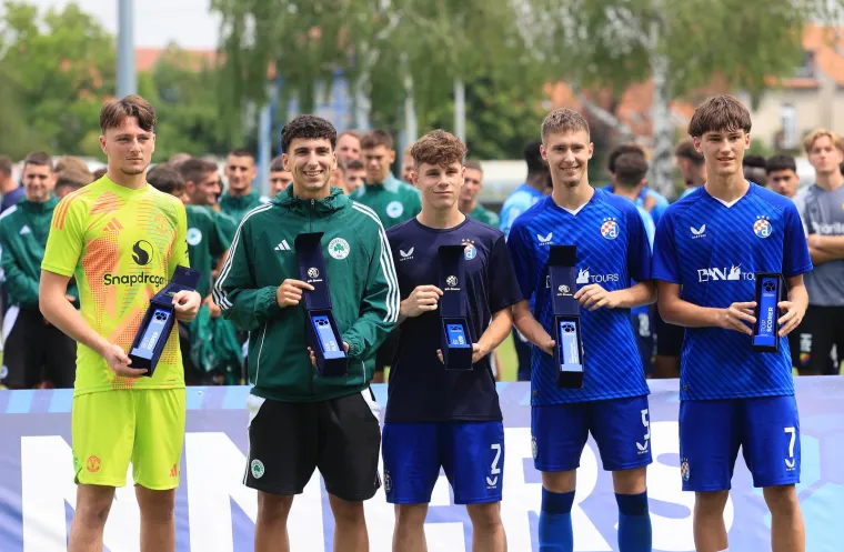 Dinamo je ovo čekao devet godina: Nagrade predavali legendarni biv&scaron;i i sada&scaron;nji Plavi