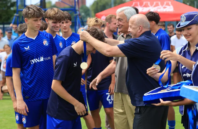 Dinamo je ovo čekao devet godina: Nagrade predavali legendarni biv&scaron;i i sada&scaron;nji Plavi