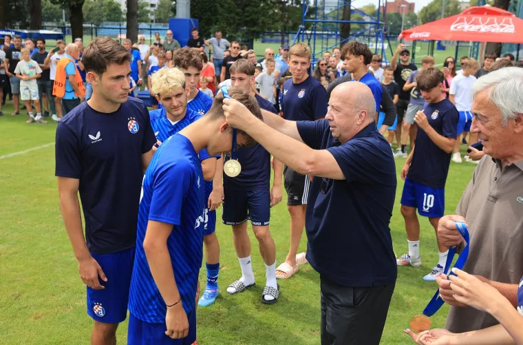 Dinamo je ovo čekao devet godina: Nagrade predavali legendarni biv&scaron;i i sada&scaron;nji Plavi