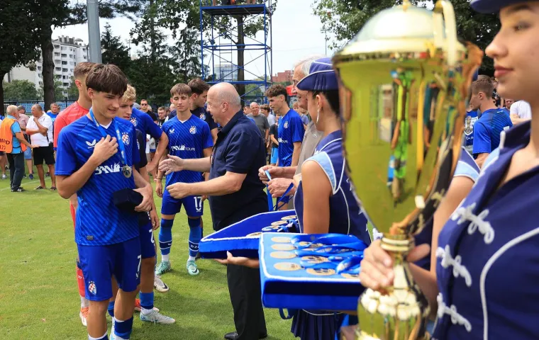 Dinamo je ovo čekao devet godina: Nagrade predavali legendarni biv&scaron;i i sada&scaron;nji Plavi