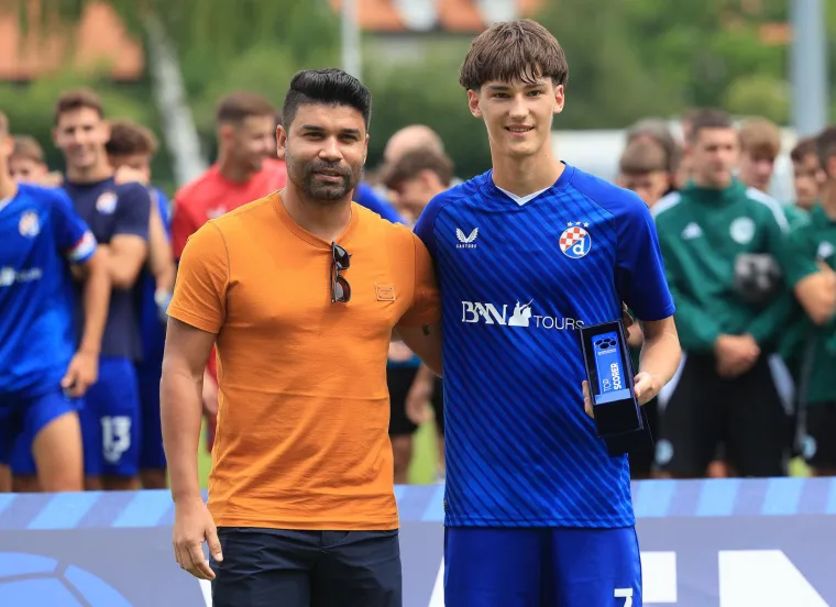 Dinamo je ovo čekao devet godina: Nagrade predavali legendarni biv&scaron;i i sada&scaron;nji Plavi