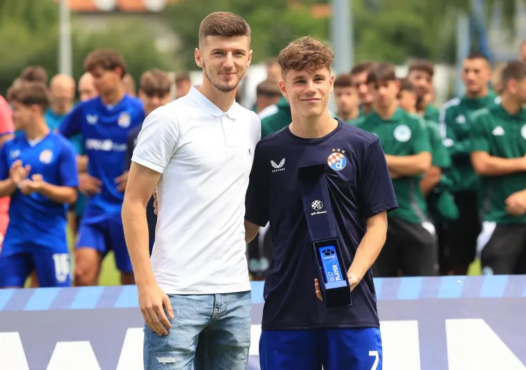 Dinamo je ovo čekao devet godina: Nagrade predavali legendarni biv&scaron;i i sada&scaron;nji Plavi