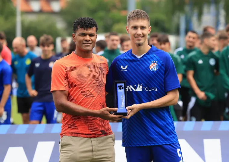 Dinamo je ovo čekao devet godina: Nagrade predavali legendarni biv&scaron;i i sada&scaron;nji Plavi