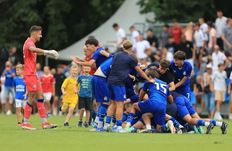 Dinamo je ovo čekao devet godina: Nagrade predavali legendarni biv&scaron;i i sada&scaron;nji Plavi