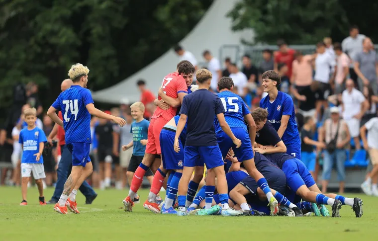 Dinamo je ovo čekao devet godina: Nagrade predavali legendarni biv&scaron;i i sada&scaron;nji Plavi