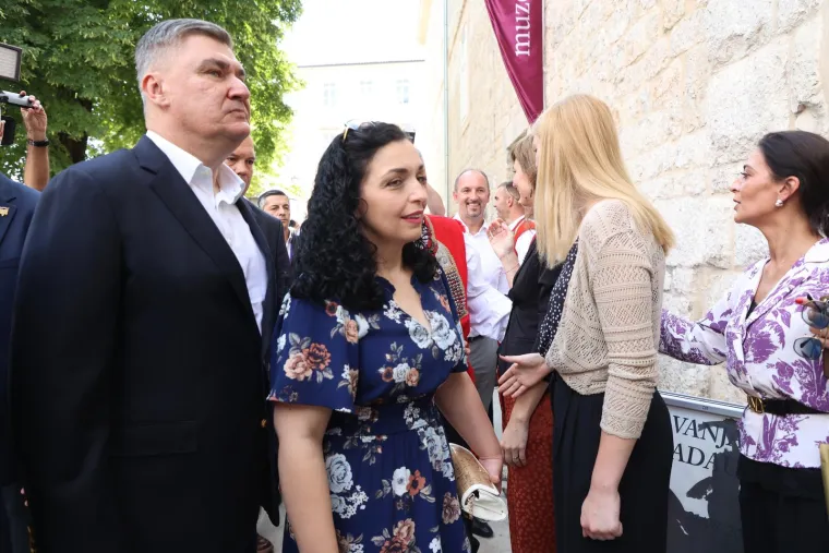 Turisti se fotkali s Buljom u Sinju. Stigli Milanović, Plenković i predsjednica Kosova