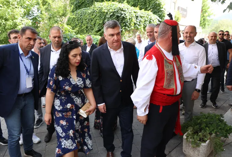 Turisti se fotkali s Buljom u Sinju. Stigli Milanović, Plenković i predsjednica Kosova