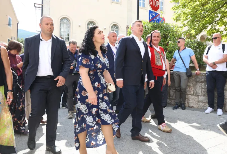 Turisti se fotkali s Buljom u Sinju. Stigli Milanović, Plenković i predsjednica Kosova