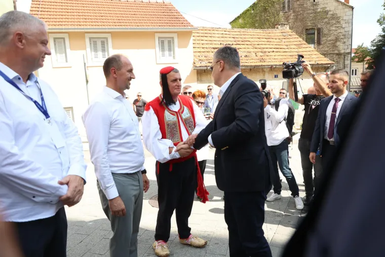Turisti se fotkali s Buljom u Sinju. Stigli Milanović, Plenković i predsjednica Kosova