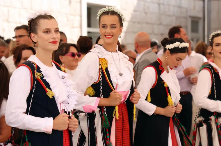 Turisti se fotkali s Buljom u Sinju. Stigli Milanović, Plenković i predsjednica Kosova