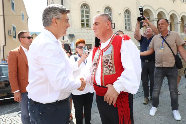 Turisti se fotkali s Buljom u Sinju. Stigli Milanović, Plenković i predsjednica Kosova