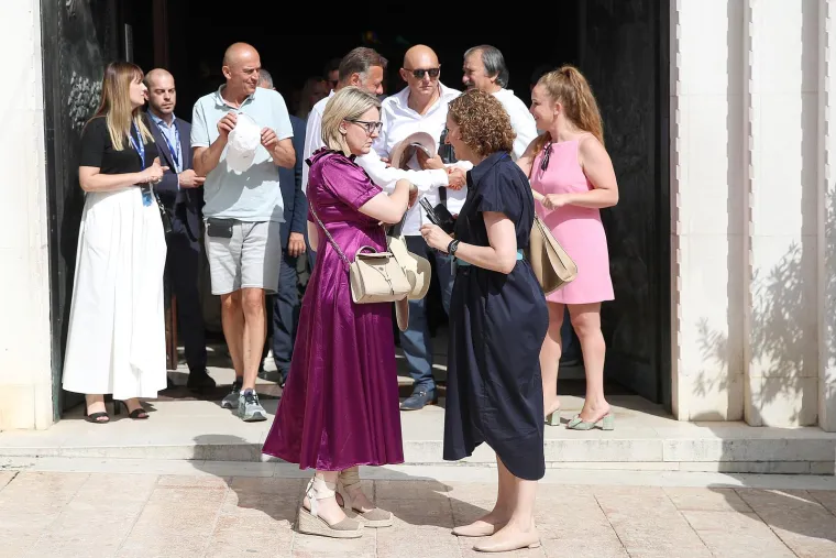 Turisti se fotkali s Buljom u Sinju. Stigli Milanović, Plenković i predsjednica Kosova