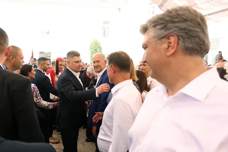 Turisti se fotkali s Buljom u Sinju. Stigli Milanović, Plenković i predsjednica Kosova