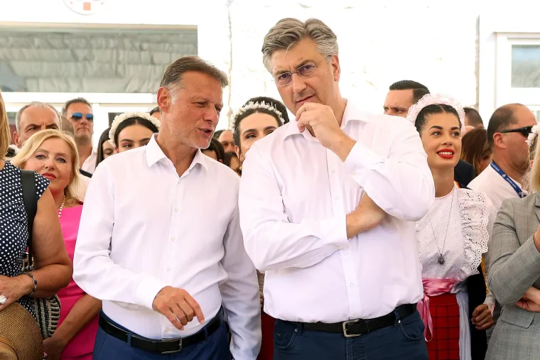 Turisti se fotkali s Buljom u Sinju. Stigli Milanović, Plenković i predsjednica Kosova