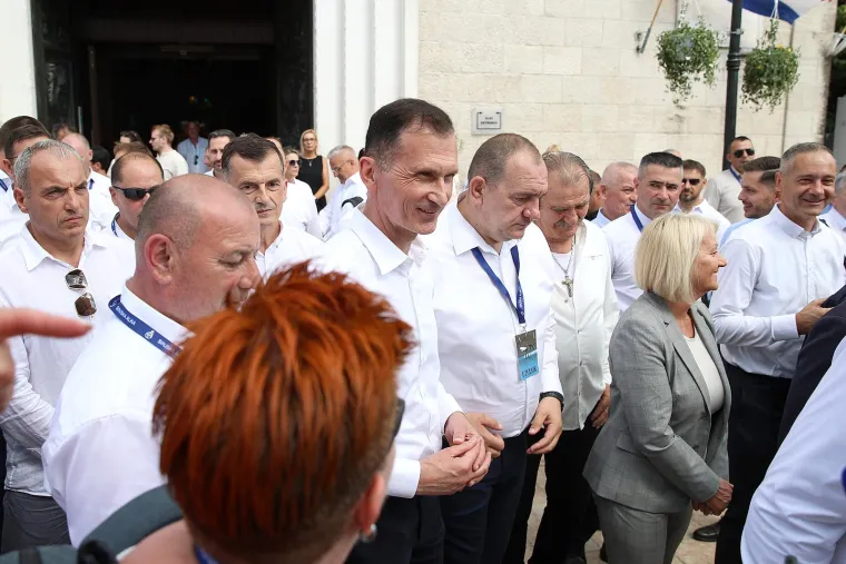 Turisti se fotkali s Buljom u Sinju. Stigli Milanović, Plenković i predsjednica Kosova