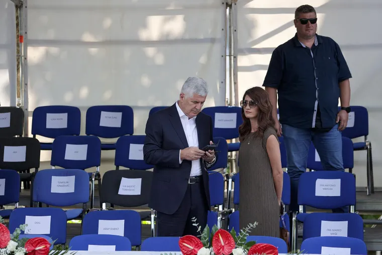 Turisti se fotkali s Buljom u Sinju. Stigli Milanović, Plenković i predsjednica Kosova