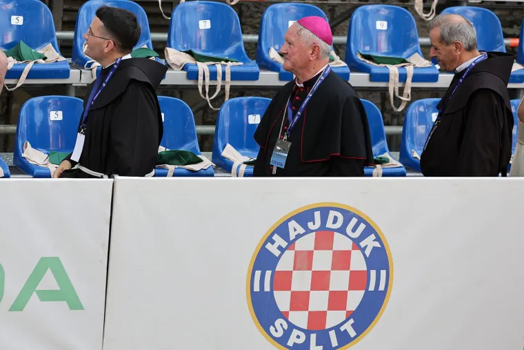 Turisti se fotkali s Buljom u Sinju. Stigli Milanović, Plenković i predsjednica Kosova