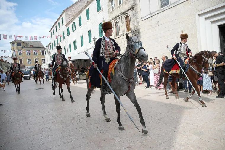 Turisti se fotkali s Buljom u Sinju. Stigli Milanović, Plenković i predsjednica Kosova